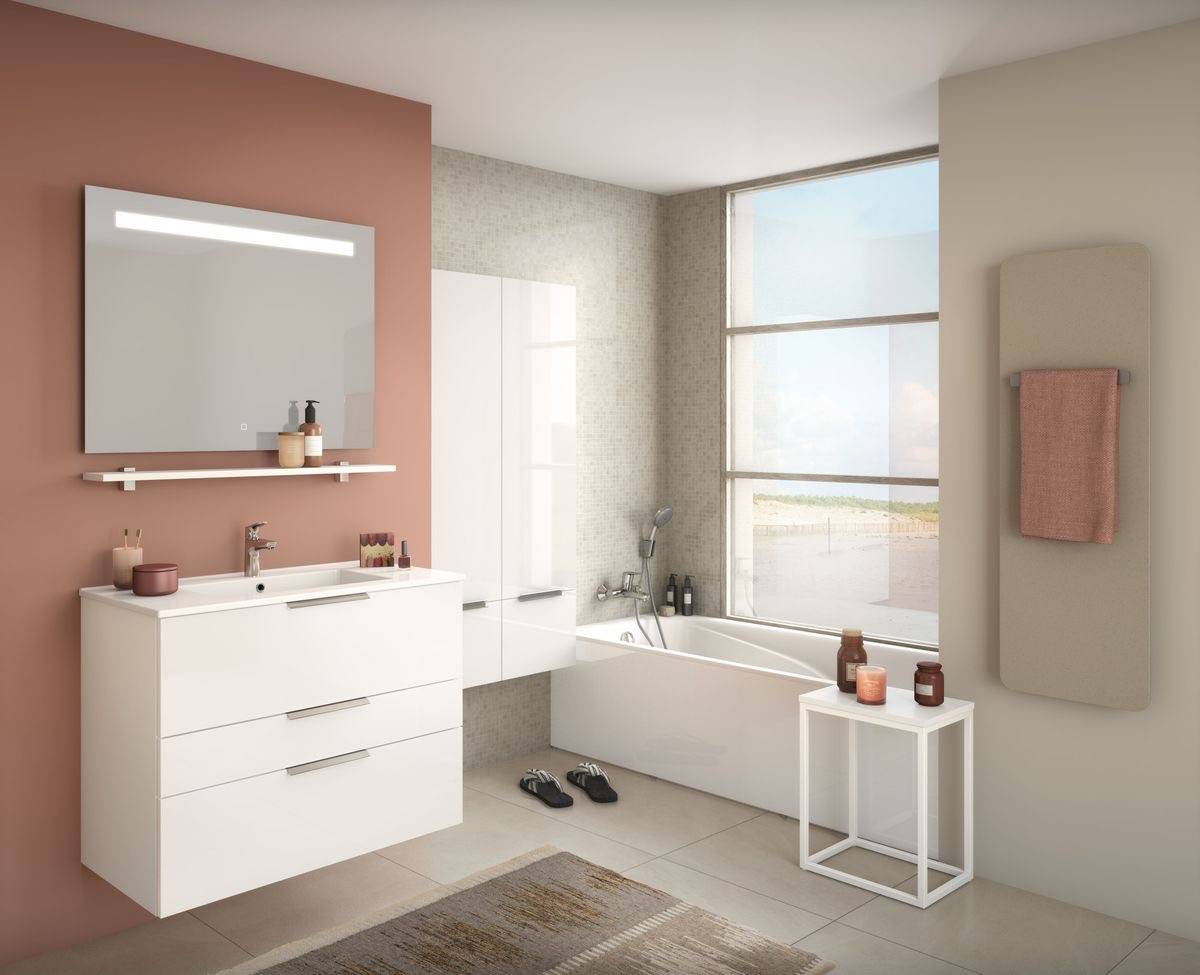 Salle d’eau spacieuse, offrant un espace de détente élégant.