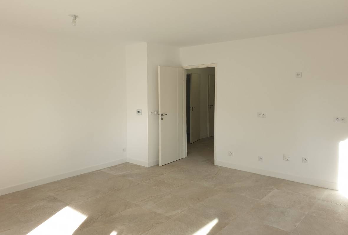 Grand T2 Neuf Dernier Etage La Crau